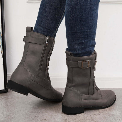 Eva - Lette støvler med glidelås på siden og spennedetalj