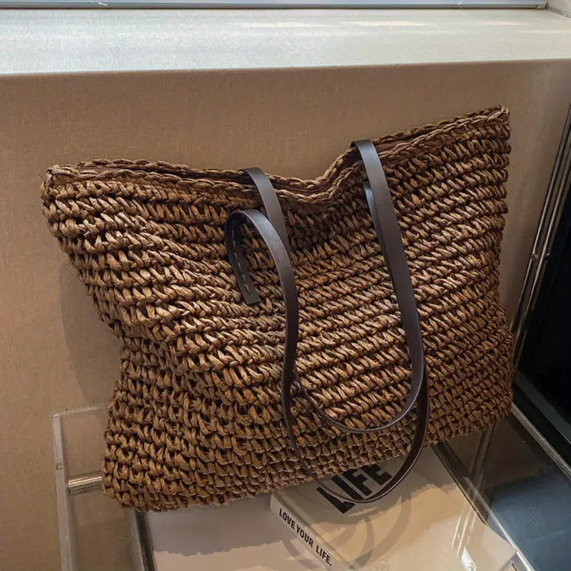 Tara - Romslig skulderveske med elegante stropper