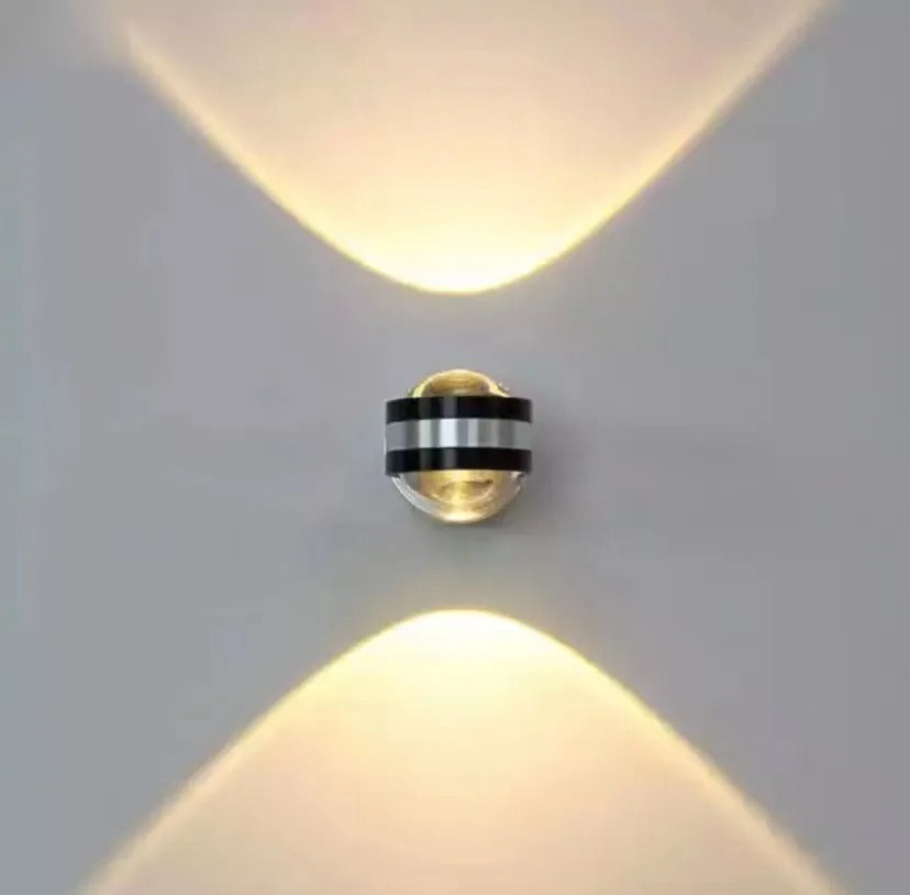 CrystalGlow - Luksuriøs LED-vegglampe i krystall for elegant interiør