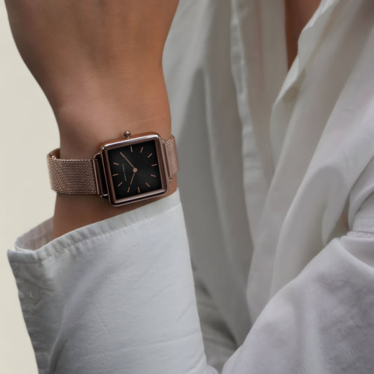 Nora - Elegant klokke med moderne firkantet urkasse og nettingarmbånd