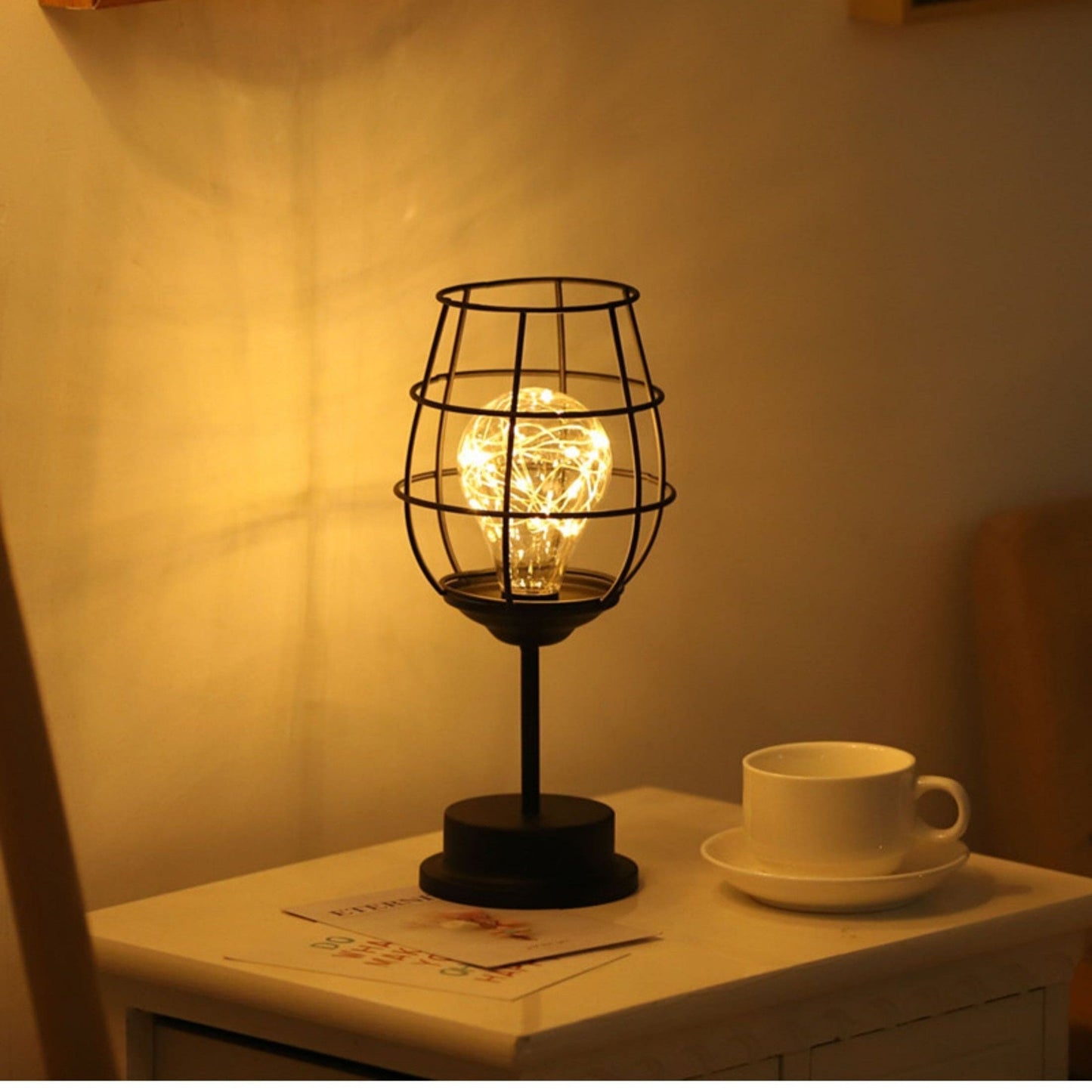 LumiAura - Stilig bordlampe med justerbar lysstyrke for moderne belysning i hjemmet