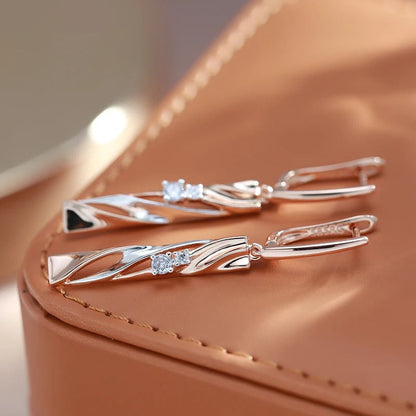 Abigail – Elegante dråpeøredobber med vinklete overflater og slank krok