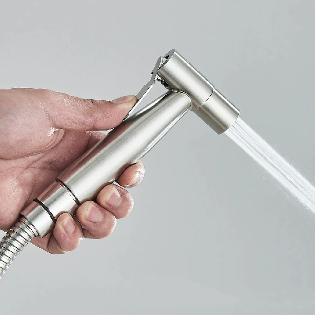 AquaFlow - dusjhode med justerbart trykk og sprutfri design