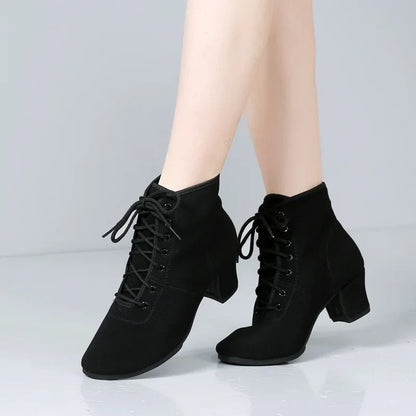 Natalie – Stilige ankelstøvletter med snørelukking og lav blokkhæl