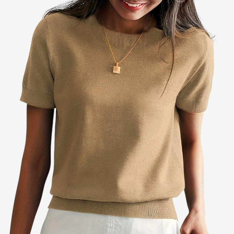 Isla – Kortermet T-skjorte med Rund Hals og Ribbestrikket Kant