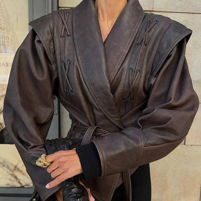 Lena – Langermet Jakke med Knappelukking Krage og Belte