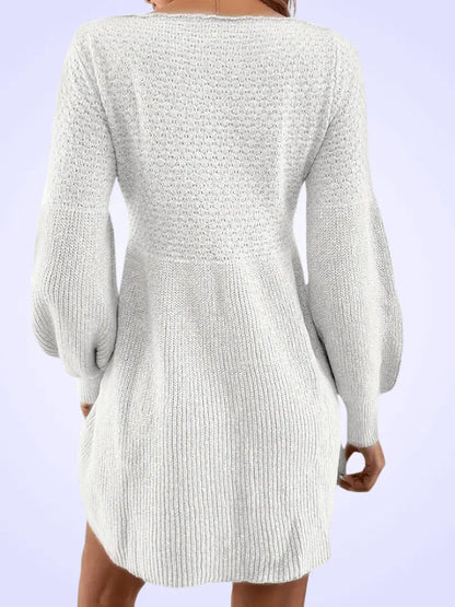 Lily - figursydd strikkekjole med ballongermer og rund hals