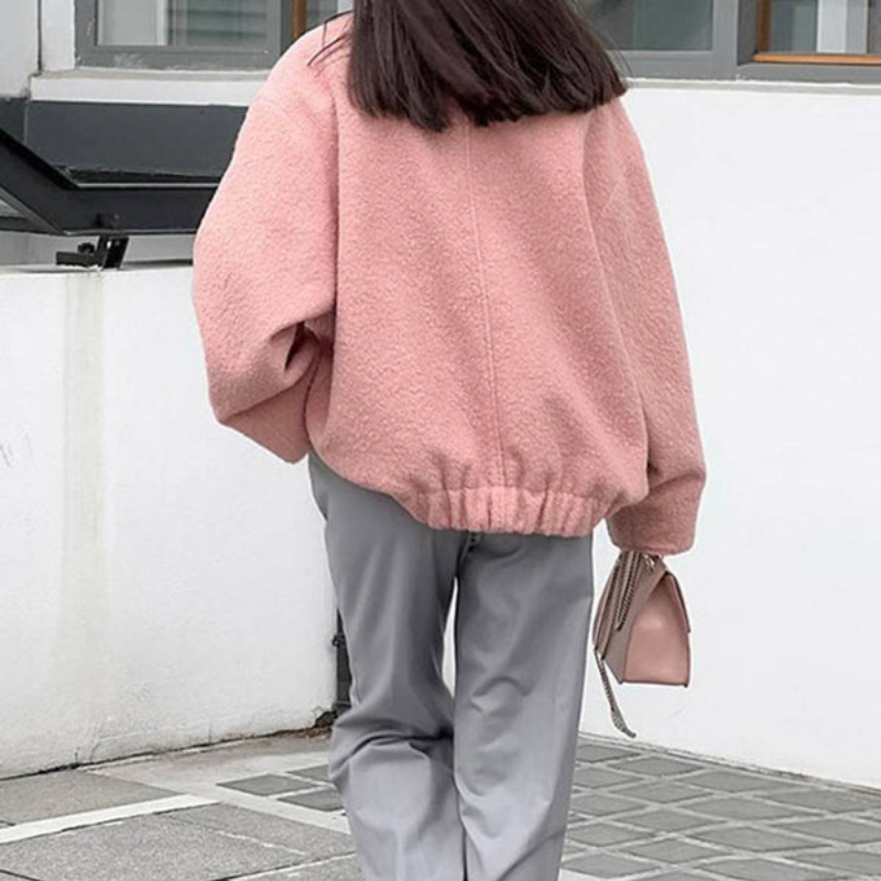 Laura – Kort Fleece Kåpe med Knapper på Lommelykkekrage og Lange Ermer