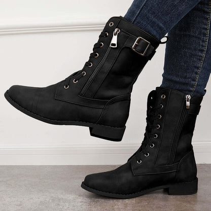 Eva - Lette støvler med glidelås på siden og spennedetalj