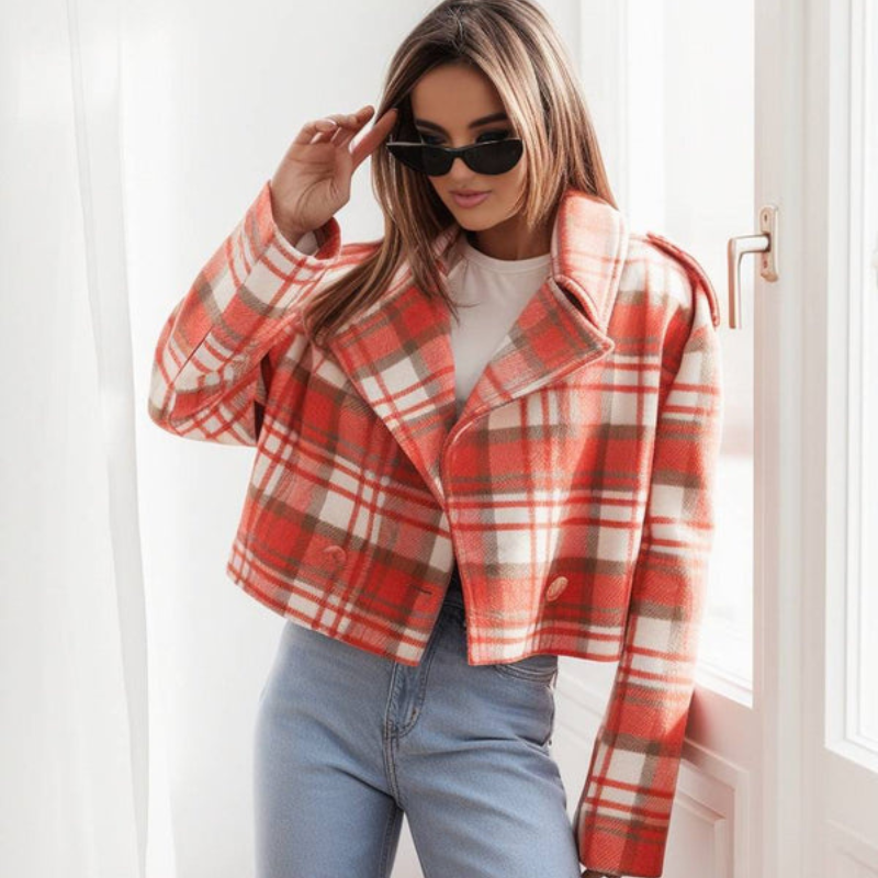 Maja – Kort kåpe med dobbeltspent rutemønster og lange ermer