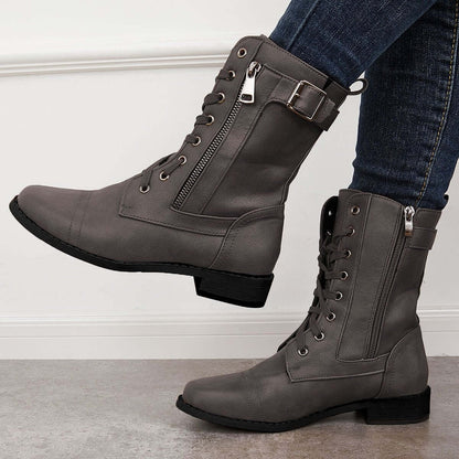 Eva - Lette støvler med glidelås på siden og spennedetalj