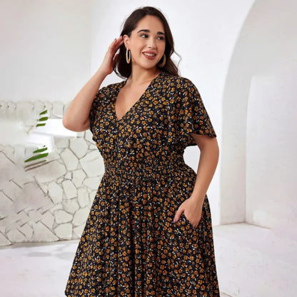 Astrid - Plus size maxikjole med blomstertrykk og lommer
