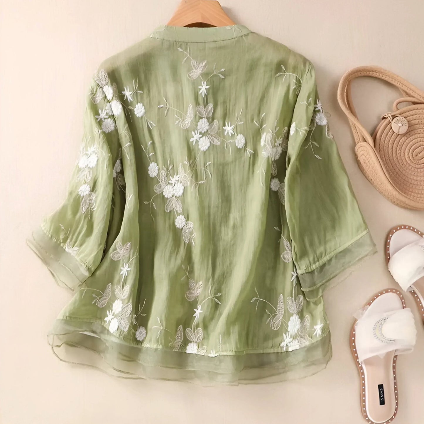Monica - Brodert bluse med flytende passform og trekvart ermer