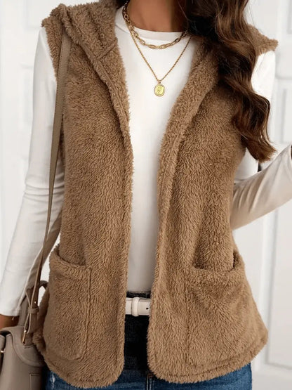 Linnea - Koselig ermeløs hettevest med fluffy tekstur