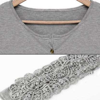 Amelia - Feminin langermet topp med heklede ermer og knappedetaljer