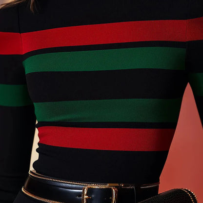 Rosa – Stripete genser med høy hals og slim fit