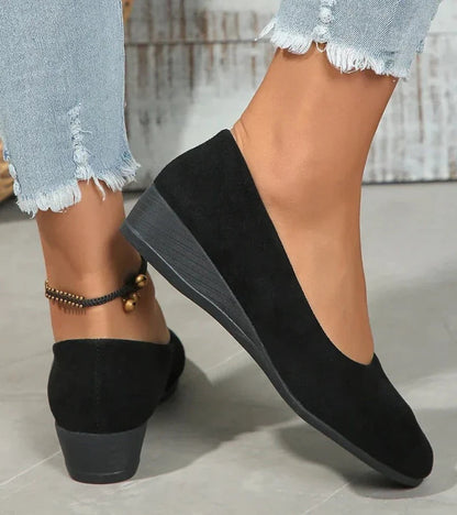 Nina - Loafers med kilehæl med myk finish og Raffinert design