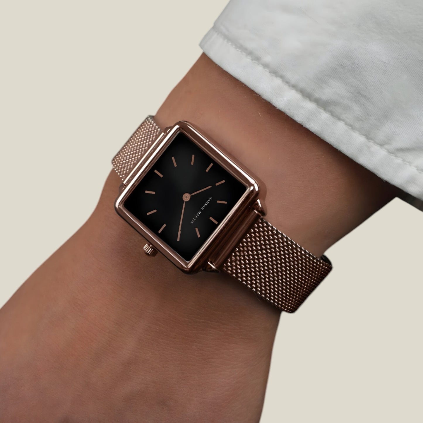 Nora - Elegant klokke med moderne firkantet urkasse og nettingarmbånd