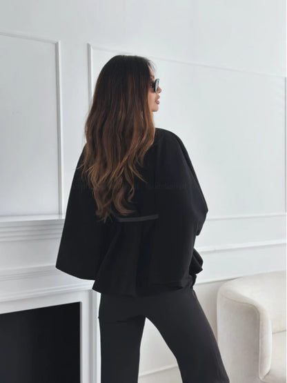 Sienna - Poncho i cape-stil med knapp i halsen og belte i midjen