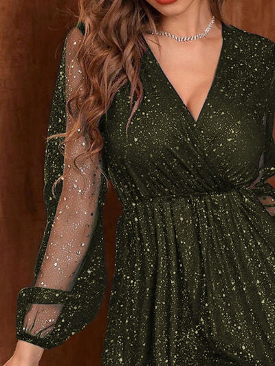 Bella - Slå om kjole med gjennomsiktige ermer og glitrende stoff