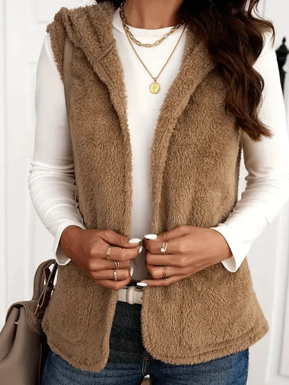Linnea - Koselig ermeløs hettevest med fluffy tekstur