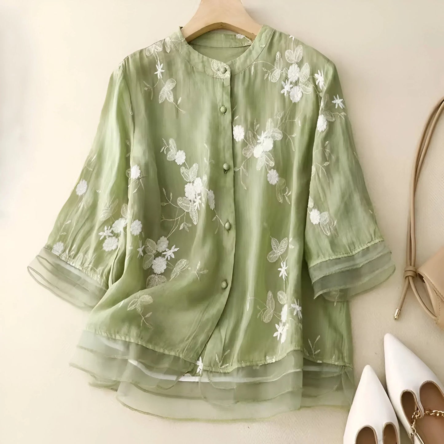 Monica - Brodert bluse med flytende passform og trekvart ermer
