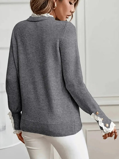 Maya - Genser med klassisk passform med volang i halsen og dekorative knapper