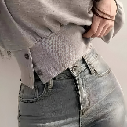 Nora – Bluse med rund hals, lange ermer og knappdetaljer