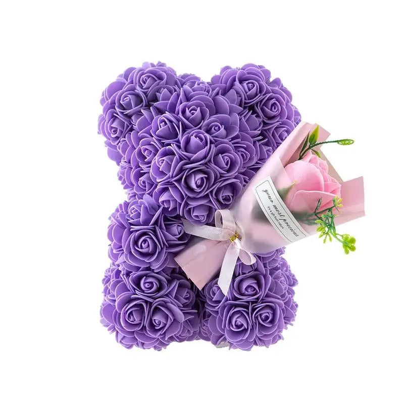 RoseBloom – Klassisk blomsterteddybjørnpynt med gavebukett