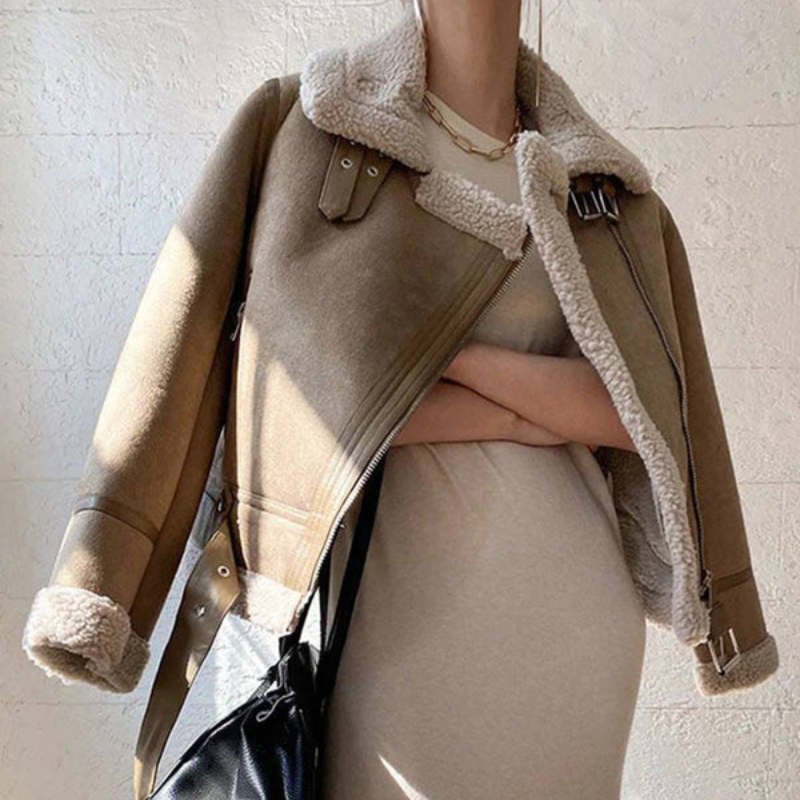 Julie – Jakke med lange ermer glidelåsbelte og jakkeslag