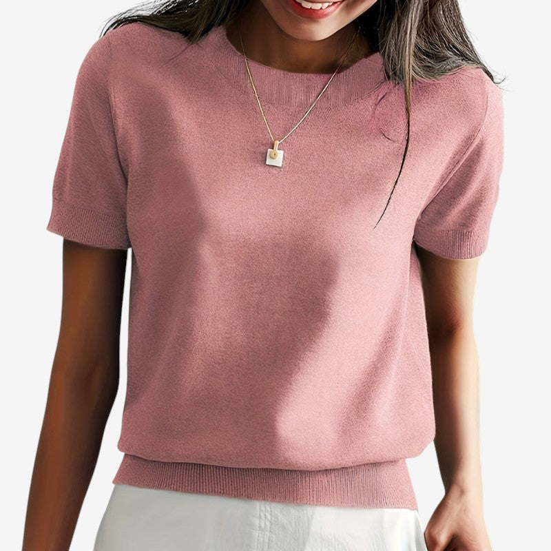 Isla – Kortermet T-skjorte med Rund Hals og Ribbestrikket Kant