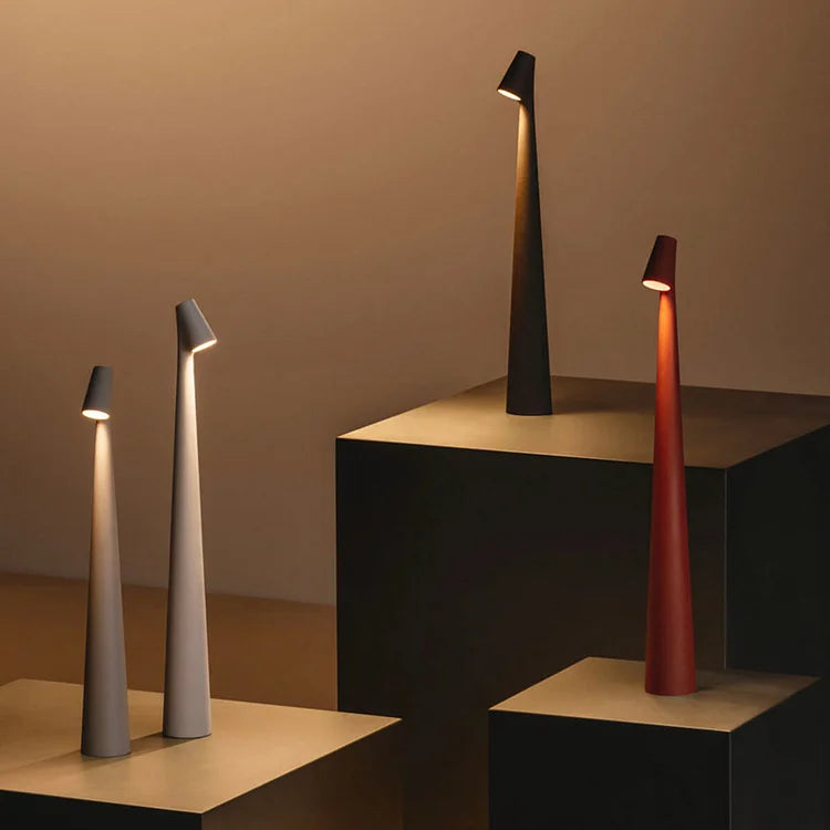 LumaRay – Moderne bordlampe med justerbart hode for allsidig belysning