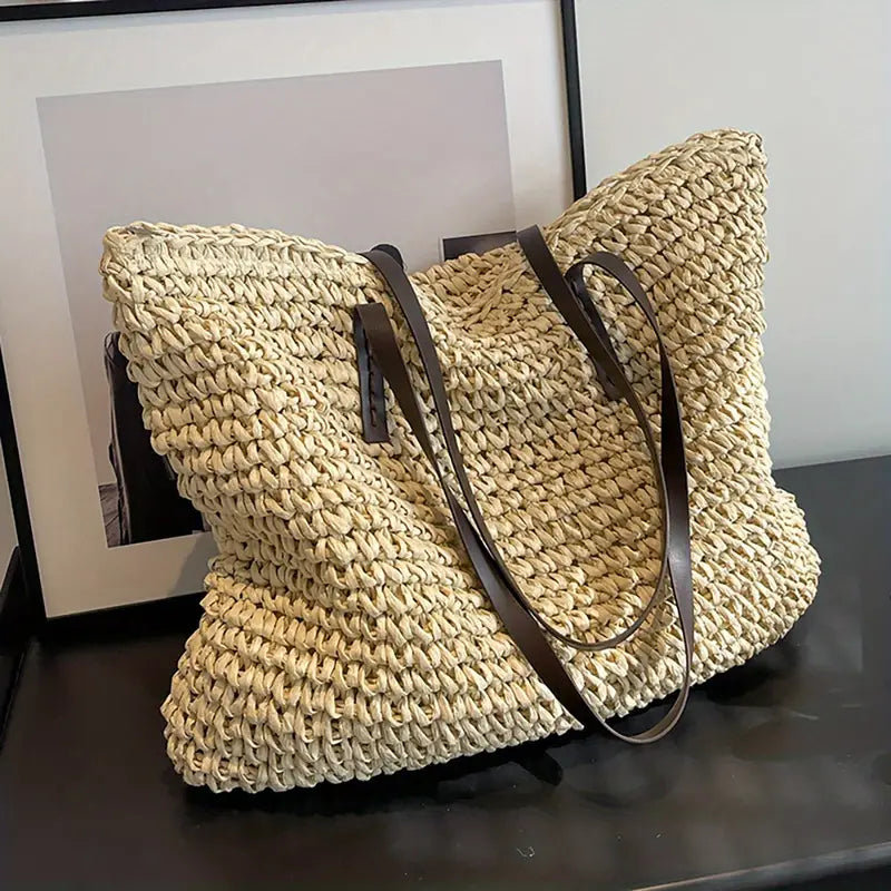 Tara - Romslig skulderveske med elegante stropper