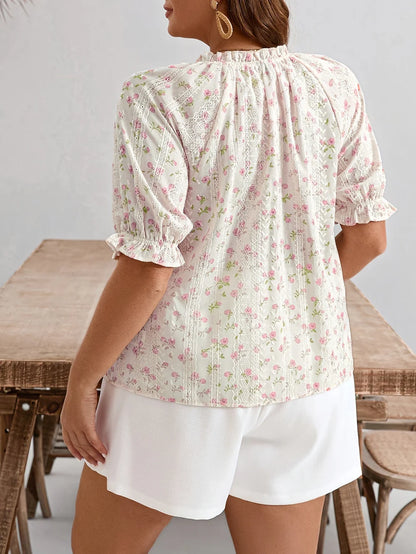 Natalie - Blomstret bluse med volang i halsen og knapp foran