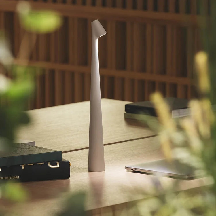 LumaRay – Moderne bordlampe med justerbart hode for allsidig belysning