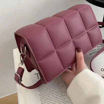 Nova – Elegant skulderveske med klassisk klaff og slank silhuett