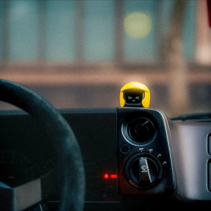 RoboGlow - Futuristisk robotfigur for bilpult og hjemmedekorasjon