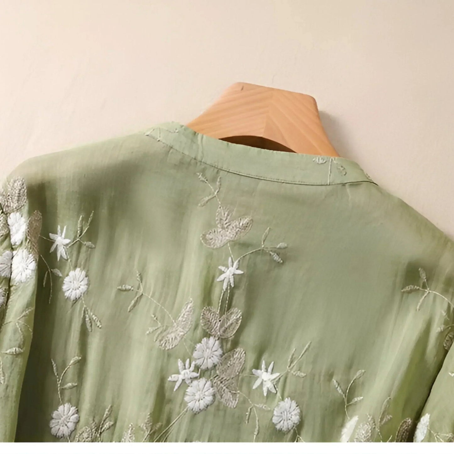 Monica - Brodert bluse med flytende passform og trekvart ermer