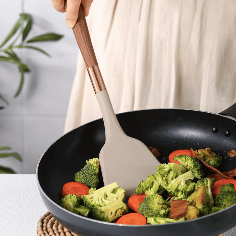 CulinaryTouch - uanstrengt matlaging med matsikker silikon og trehåndtak