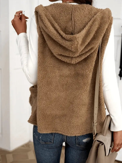 Linnea - Koselig ermeløs hettevest med fluffy tekstur