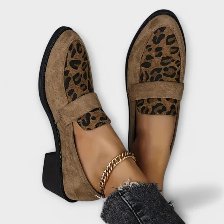 Lola - Loafers med leopardmønster med bred stropp og lav blokkhæl