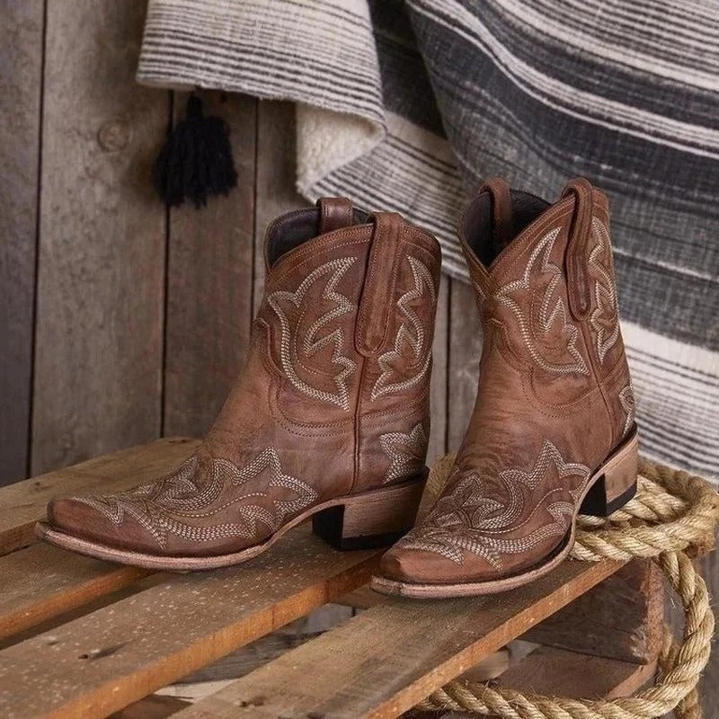 Diana - Avslappede, sklisikre cowboystøvler med broderi