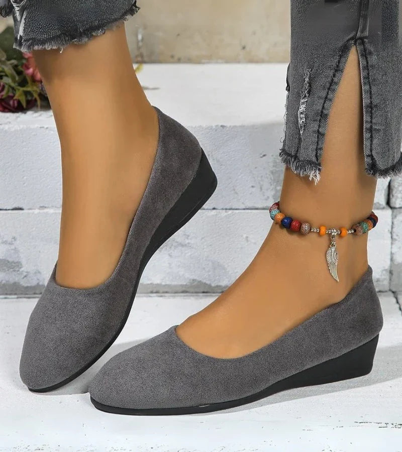 Nina - Loafers med kilehæl med myk finish og Raffinert design