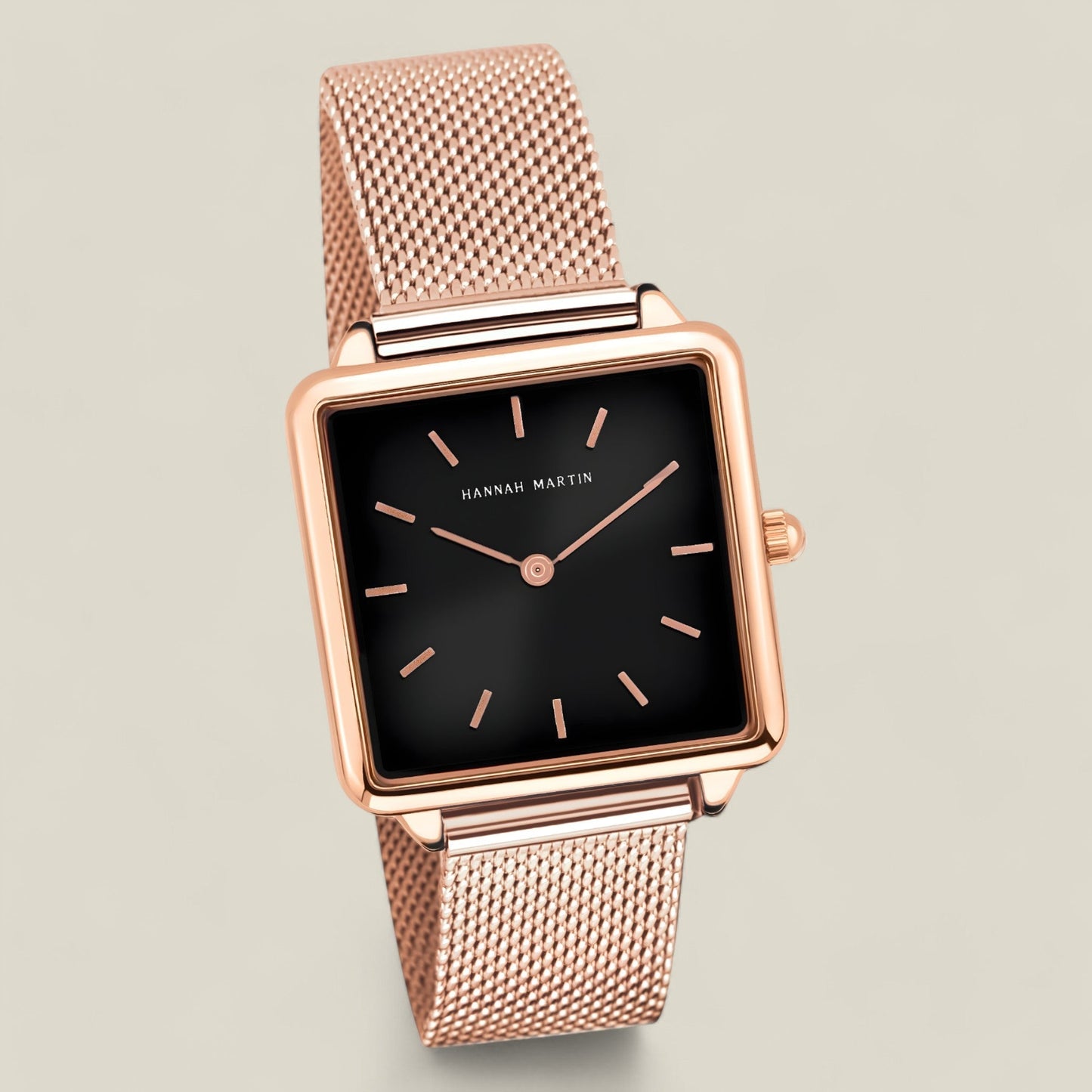 Nora - Elegant klokke med moderne firkantet urkasse og nettingarmbånd