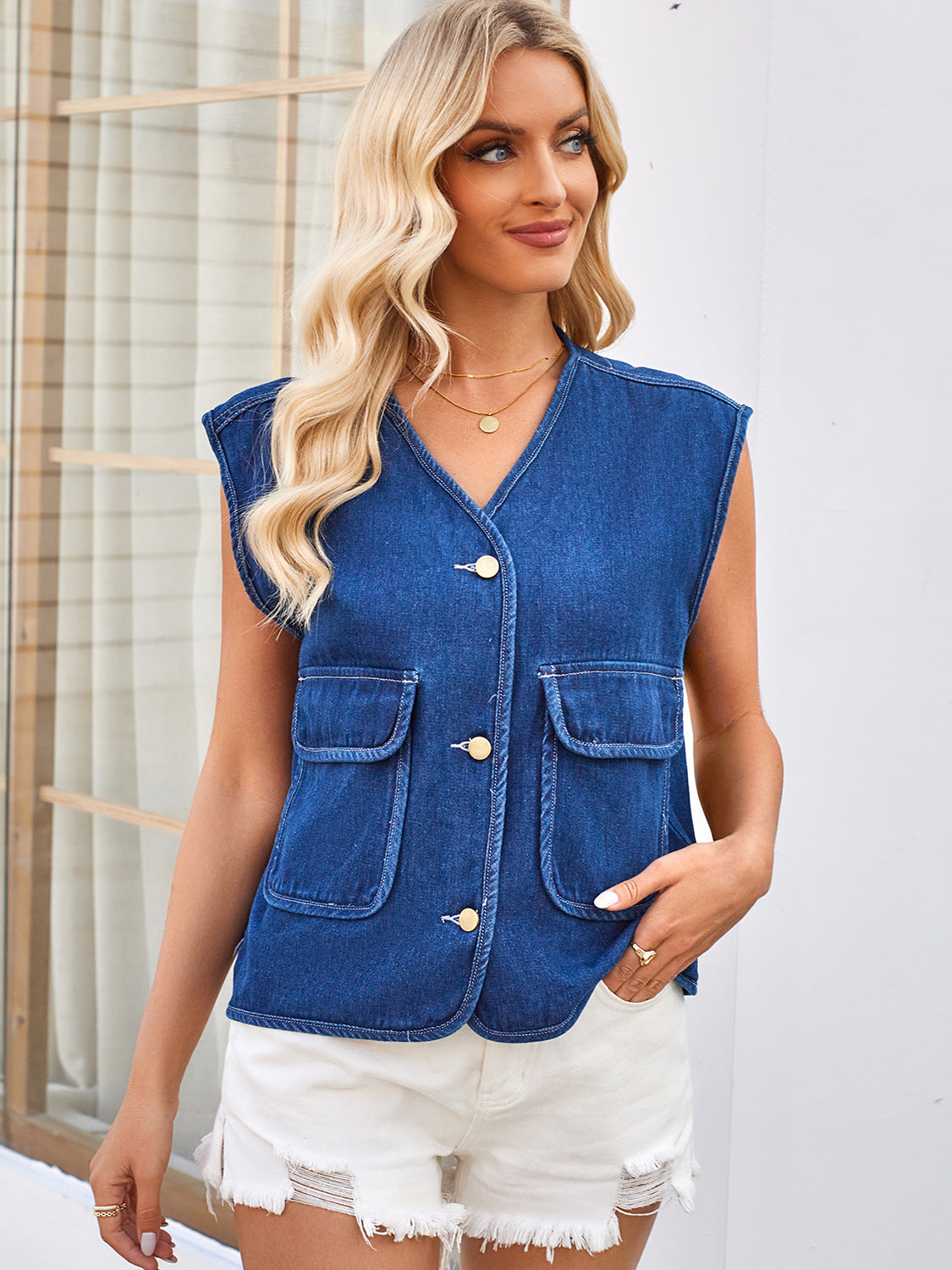 Nora - Trendy bruksvest med knapper foran og praktisk lommedesign