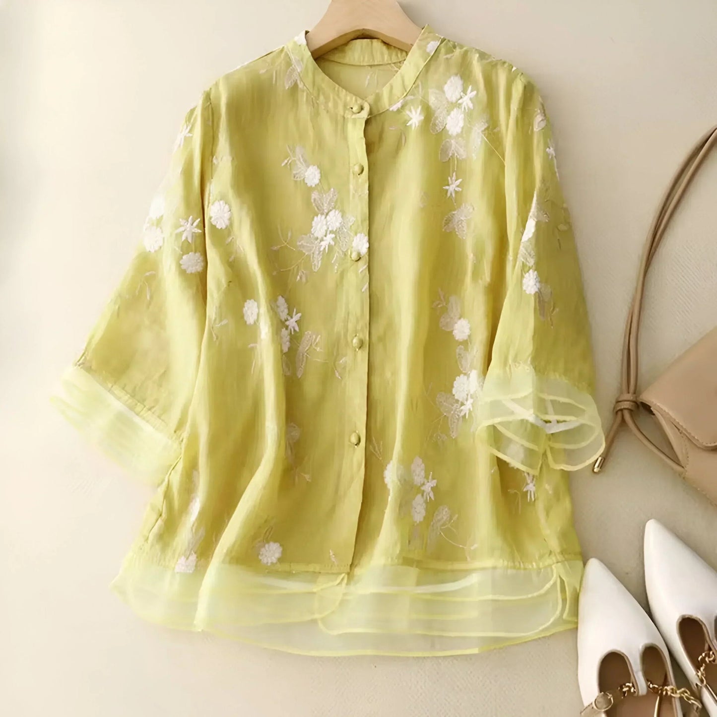 Monica - Brodert bluse med flytende passform og trekvart ermer