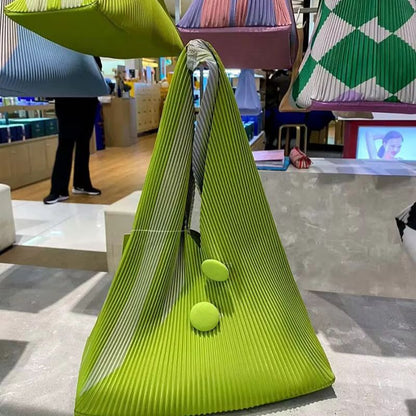 Celina – Moderne foldet toteveske med trekantet form og to-knapp lukking