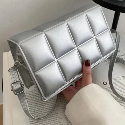 Nova – Elegant skulderveske med klassisk klaff og slank silhuett