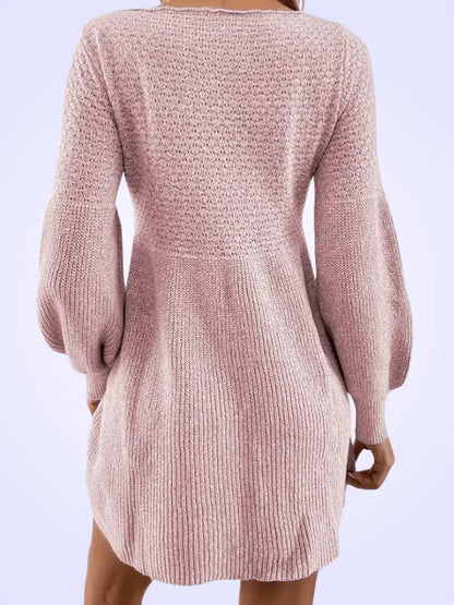 Lily - figursydd strikkekjole med ballongermer og rund hals