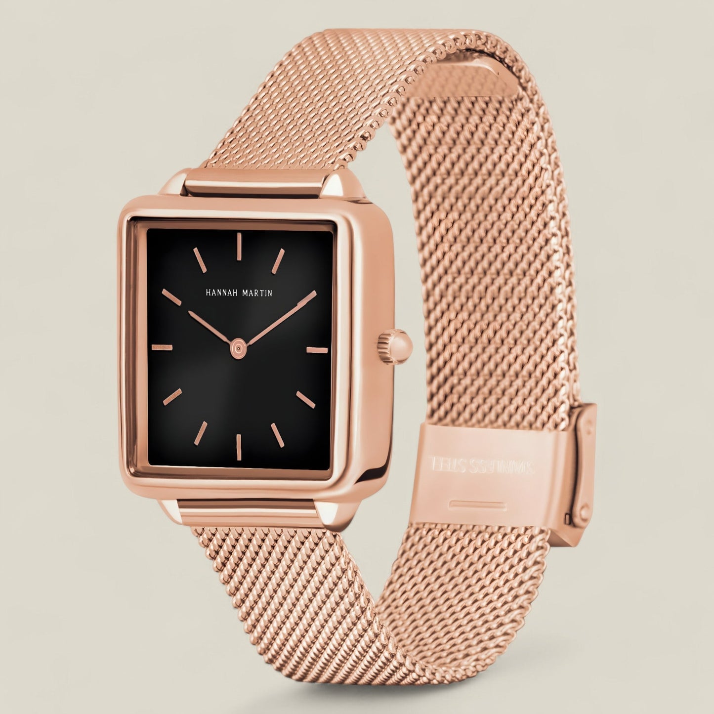 Nora - Elegant klokke med moderne firkantet urkasse og nettingarmbånd